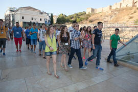 Visita guiada por el centro histórico. Olimpiada Española de Economía, Fase Nacional. Calle Alcazabilla. Málaga. Junio de 2015