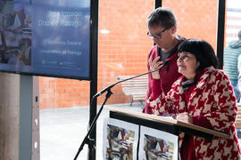 Tecla Lumbreras presenta la instalación "Biblioteca de Babel XIII", de José Ignacio Día...