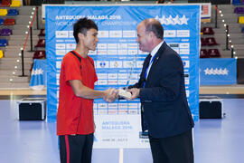 Entrega de trofeo. Ceremonia de clausura del Campeonato del Mundo Universitario de Balonmano. Ant...