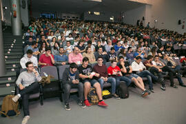 Momentos previos a la conferencia "Dialogando", con Chema Alonso. Salón de actos de la ...