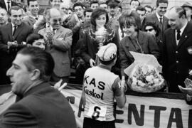 Entrega de trofeo al ganador de la X Vuelta Ciclista a Andalucía, Antonio Barrutia. Málaga. Febre...