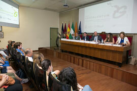 Mesa presidencial. Presentación de la memoria académica correspondiente al curso 2015/2016. Facul...