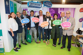 Foto de grupo en el estand del Contenedor Cultural. Jornadas de Puertas Abiertas de la Universida...