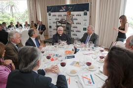 Intervención de Adelaida de la Calle. Entrega de becas Alumni-UMA a alumnos pertenecientes a la Hermandad de Estudiantes. Hotel AC Málaga Palacio. Mayo de 2015
