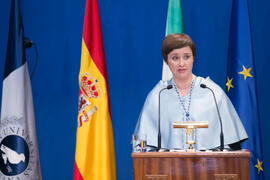 María José de la Torre. Lectura de la "Laudatio". Investidura como Doctor "Honoris...