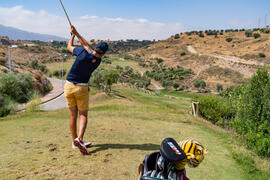 Jugada del golfista de la Universidad de Málaga. Campeonato Europeo de Golf Universitario. Antequ...