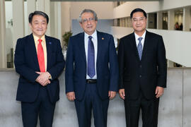 Dong Sung Cho, José Ángel Narváez y Hong-Jo Chun. Celebración del décimo Aniversario de la colaboración de la Universidad de Málaga y la Universidad Nacional de Incheon. Complejo de Estudios Sociales y Comercio. Octubre de 2019