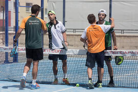 Jugadores se saludan tras un partido. Campeonato de España Universitario de Pádel. Antequera. Abr...