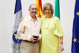 Retrato con la rectora en el homenaje a los jubilados y al personal que cumple 25 años de servici...