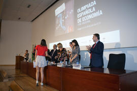 Entrega del séptimo premio a Elena de la Vega. Entrega de premios en el Paraninfo de la Universid...