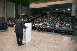 Fabián Arrebola presenta la conferencia "Dialogando" con Chema Alonso. Salón de actos d...