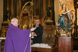 Bendición de medallas de la Cofradía de los Estudiantes. Misa de Lunes Santo. Iglesia de San Agus...