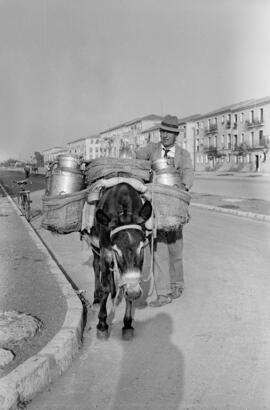 Málaga. Lechero por las calles de la ciudad. Agosto de 1963