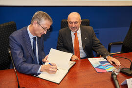 Pablo Hernández de Cos firma el Libro de Honor tras su conferencia en la Facultad de Ciencias Económicas y Empresariales de la Universidad de Málaga. Paraninfo. Octubre de 2022
