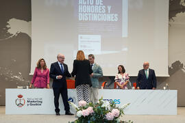 Reconocimiento especial a Carmen de Vivero de Porras por su promoción como profesora permanente laboral en la Facultad de Marketing y Gestión. Campus de Teatinos. Junio de 2025