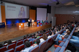 Carmen Rosa García presenta la conferencia "Dialogando" con Clara Grima. Escuela de Ingenierías Industriales de la Universidad de Málaga. Mayo de 2024