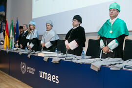 Mesa presidencial de la segunda sesión de investidura de nuevos doctores por la Universidad de Má...