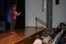María Isabel Hombrados presenta la conferencia "Dialogando" con Raquel Haro. Facultad de Psicología y Logopedia de la Universidad de Málaga. Febrero de 2022