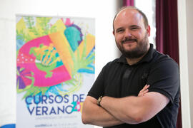 Niño de Elche en fotocall. Curso "Tres generaciones de la música Pop española". Cursos de Verano de la Universidad de Málaga. Málaga. Julio de 2018