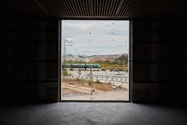 Metro tras la ventana. Obras en el interior del nuevo Pabellón de Gobierno. Campus de Teatinos. Abril de 2021