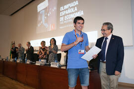 Entrega del primer premio a Martín Montilla. Entrega de premios en el Paraninfo de la Universidad...