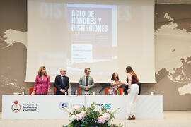 Entrega del Premio Extraordinario al Mejor Trabajo Fin de Master en Dirección y Gestión de Marketing Digital a Andrea Morales Muñoz. Campus de Teatinos. Junio de 2025