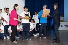 Entrega del premio Inclusión a los miembros de la Fundación Málaga Club de Fútbol EDI- Málaga Genuine. Gala del Deporte Universitario 2019. Escuela Técnica Superior de Ingeniería de Telecomunicaciones. Junio de 2019
