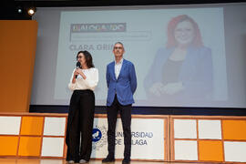Carmen Rosa García presenta la conferencia "Dialogando" con Clara Grima. Escuela de Ingenierías Industriales de la Universidad de Málaga. Mayo de 2024