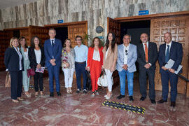 Fotografía de grupo tras la conferencia de Pablo Hernández de Cos en la Facultad de Ciencias Económicas y Empresariales de la Universidad de Málaga. Paraninfo. Octubre de 2022