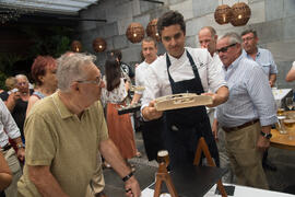 Showcooking en patio del Hotel Molina Larios. Curso "Ciencia y gastronomía. Desmontando leye...