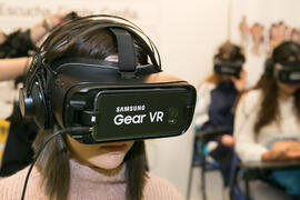 Alumna con gafas de realidad virtual en el estand de Samsung. Jornadas de Puertas Abiertas de la Universidad de Málaga. Complejo Polideportivo Universitario. Abril de 2018