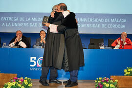 Entrega de la Medalla de Oro de la Universidad de Málaga a la Universidad de Sevilla. Paraninfo. Junio de 2023
