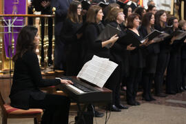 Pianista en el concierto de Navidad de la Coral Sancti Petri homenaje a la Facultad de Económicas. Iglesia de los Mártires. Diciembre de 2015