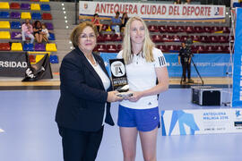 Entrega de trofeo. Ceremonia de clausura del Campeonato del Mundo Universitario de Balonmano. Ant...