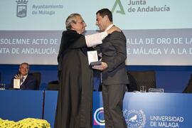 José Ángel Narváez y Juan Manuel Moreno. Imposición de la Medalla de Oro de la Universidad de Mál...