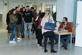 Entrega de acreditaciones. "Dialogando" con Ousman Umar. Facultad de Estudios Sociales y del Trabajo. Marzo de 2020
