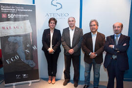 Foto de grupo tras la conferencia de Teresa Dabán. Ateneo de Málaga. Abril 2015