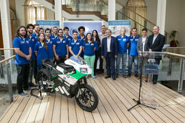 Foto de grupo. Presentación del proyecto "UMA Racing Team 2017/2018". Edificio del Rectorado. Junio de 2017