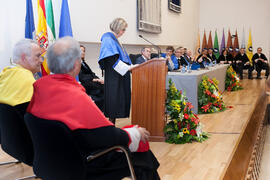 Adelaida de la Calle en su imposición de la Medalla de Oro de la Universidad de Málaga. Paraninfo...