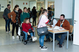 Entrega de acreditaciones. "Dialogando" con Ousman Umar. Facultad de Estudios Sociales ...