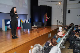 María Isabel Hombrados presenta la conferencia "Dialogando" con Raquel Haro. Facultad d...