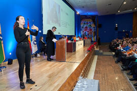 Intérprete de signos. Investidura de Miquel Roca i Junyent como Doctor "Honoris Causa" por la Universidad de Málaga. Paraninfo. Diciembre de 2024