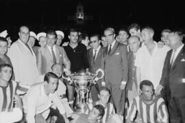 Málaga. Trofeo Costa del Sol. Entrega de la copa al FC Málaga. Estadio de la Rosaleda. Agosto de ...