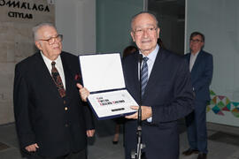 Entrega de placa conmemorativa. Inauguración de la plaza Pintor Eugenio Chicano. Málaga. Noviembr...