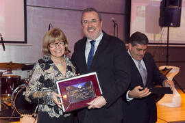 Entrega de placa en agradecimiento a Teresa Prieto. Cena del 3º Congreso Internacional de Actividad Físico-Deportiva para Mayores de la Universidad de Málaga. Hotel Barceló Málaga. Marzo de 2009