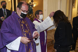 Entrega de medalla de la Cofradía de los Estudiantes. Misa de Lunes Santo. Iglesia de San Agustín...