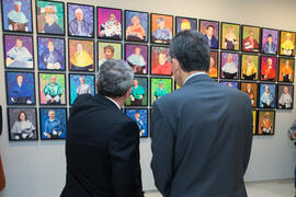 Pedro Duque y José Ángel Narváez frente al mural de los Doctores Honoris Causa por la Universidad...