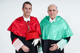 Retrato de Francisco Vila y Luis Enrique de la Villa previo a su investidura como Doctor "Honoris Causa" por la Universidad de Málaga. Paraninfo. Octubre de 2024