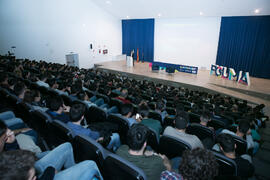 Ernesto Pimentel presenta la conferencia "Dialogando" con Chema Alonso. Salón de actos ...