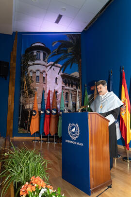 Lectura de la "Laudatio". Investidura de nuevos doctores por la Universidad de Málaga. ...